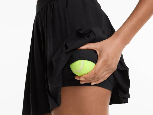 La falda perfecta para jugar al pádel que está rebajada en Oysho