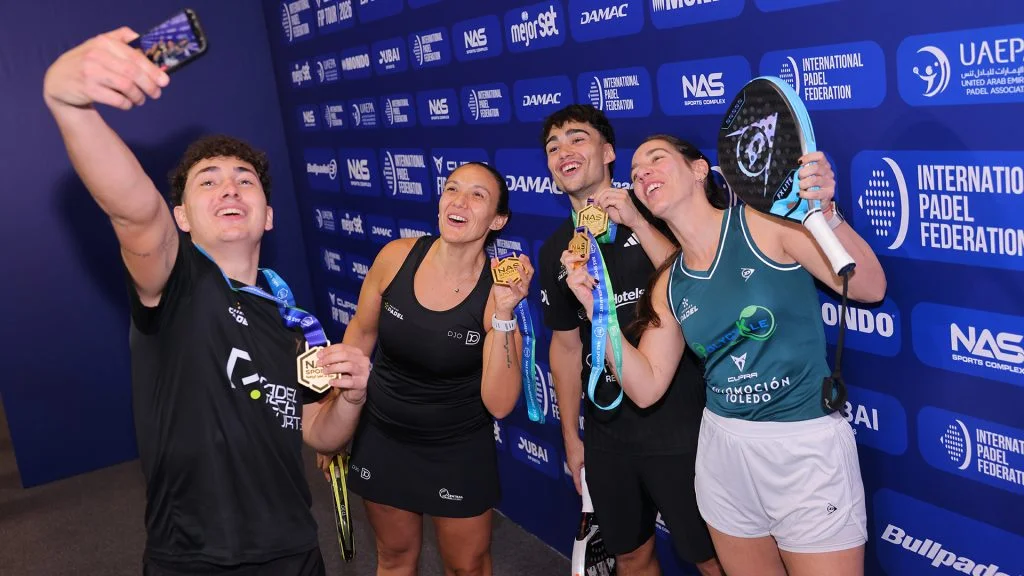Virginia Riera, Teresa Navarro, Pol Hernández y Guillermo Collado campeones de pádel en Dubai Virginia Riera, Teresa Navarro, Pol Hernández y Guillermo Collado campeones de pádel en Dubai