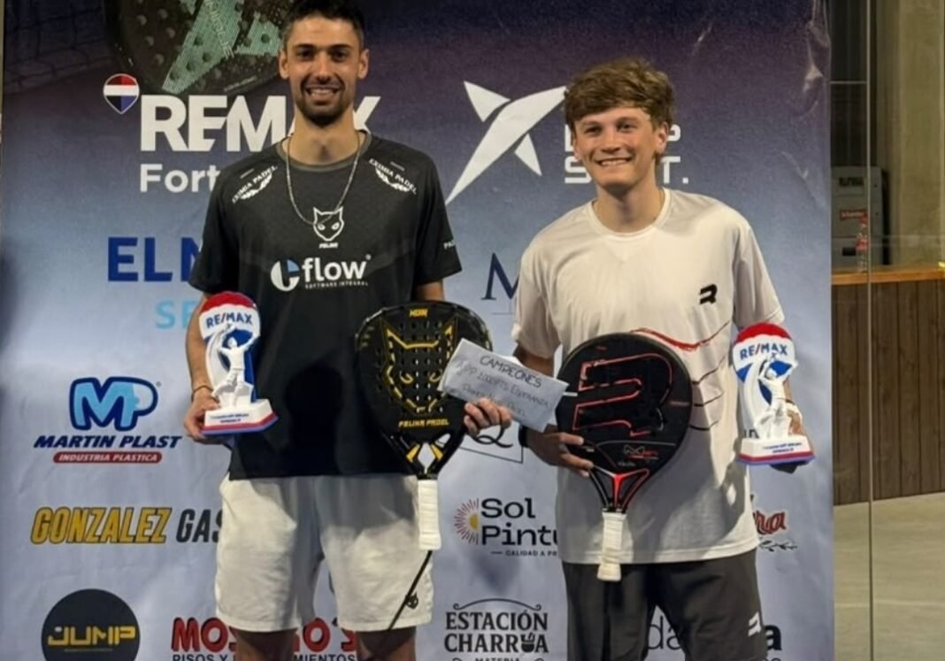 AJPP: Nico De Marco y Joaquín Gaitán son los campeones del pádel argentino en Santa Fe De Marco y Gaitán celebran su triunfo y posan para la foto luego de la entrega de premios en Santa Fe